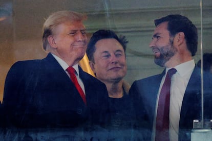 Elon Musk, entre Donald Trump y J. D. Vance