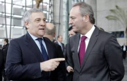 El president Fabra (d) conversa con el Comisario de Industria de la Comisión Europea, Antonio Tajani, momentos antes de que el Príncipe de Asturias inaugurara, hoy en Valencia, las ferias de interiorismo, arquitectura, decoración y diseño.