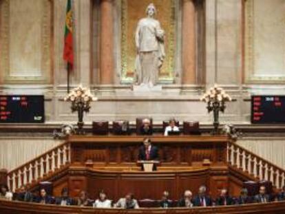 El primer ministro de Portugal, Pedro Passos Coelho (c), pronuncia un discurso durante el debate del Estado de la Nación en el Parlamento en Lisboa (Portugal). EFE/Archivo