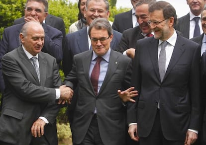 Mariano Rajoy (r) and Catalan premier Artur Mas (c) enjoy a lighter moment on Friday. 