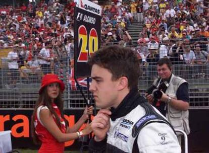 Arriba, Alonso, el 4 de marzo de 2001, en el GP de Australia, el día de su debut en la F-1 y en el que acabó 12º.