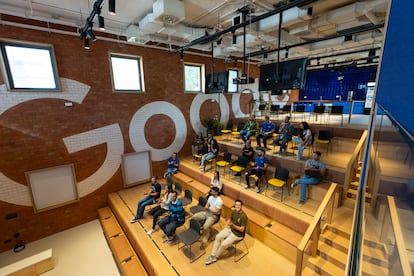 Auditorio en el centro de ciberseguridad de Google en Málaga.