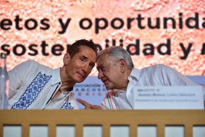 El presidente de México, Andrés Manuel López Obrador, conversa con el presidente de la Asociación de Bancos de México, Daniel Becker, durante la inauguración de la conferencia bancaria anual, en Mérida, México