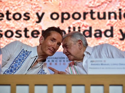 Andrés Manuel López Obrador conversa con el presidente de la ABM, Daniel Becker, durante la inauguración de la conferencia bancaria anual, en Mérida (México), el 16 de marzo de 2023.