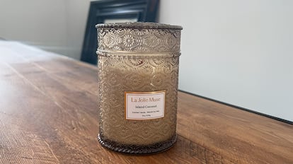 Vela aromática sobre fondo blanco.