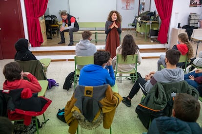 Una terapeuta da pautas a los alumnos para construir relaciones amorosas sanas.