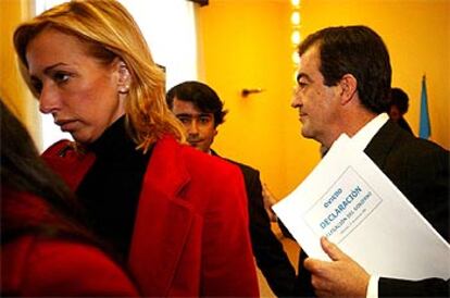 Francisco Álvarez-Cascos, junto a su novia, María Porto, tras leer la declaración sobre su retirada. 

/ REUTERS