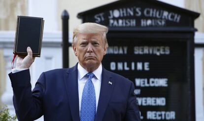 Trump sostiene una Biblia mientras le retratan ante la iglesia de St. John, en Washington, este lunes.