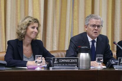 El presidente de la Comisión Nacional del Mercado de Valores (CNMV), Sebastián Albella (derecho), y la candidata a la vicepresidencia, Ana María Martínez-Pina.