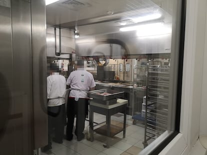 Dos empleados en las cocinas centrales de Ifema, en Madrid, desde donde la empresa Eurest prepara la comida del Hospital de Emergencias Isabel Zendal.