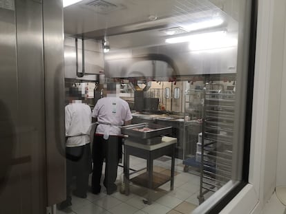 Dos empleados en las cocinas centrales de Ifema, en Madrid, desde donde la empresa Eurest prepara la comida del Hospital de Emergencias Isabel Zendal.