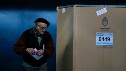 Un votante, en un colegio electoral de Buenos Aires durante las elecciones primarias.