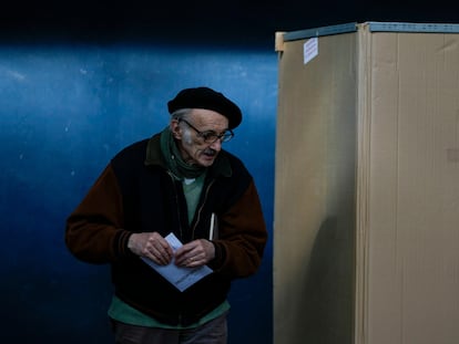 Un votante, en un colegio electoral de Buenos Aires durante las elecciones primarias.