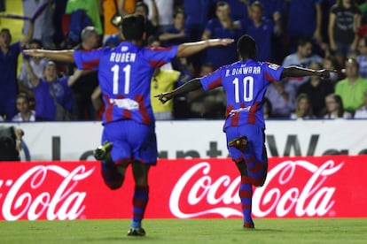 Babá y Rubén celebra el primer gol del partido 