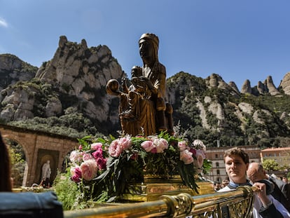 Procesión de la 'Moreneta' con las montañas de Montserrat al fondo, este domingo.