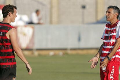 Sébastien Squillaci discute con Antonio Álvarez durante un entrenamiento.