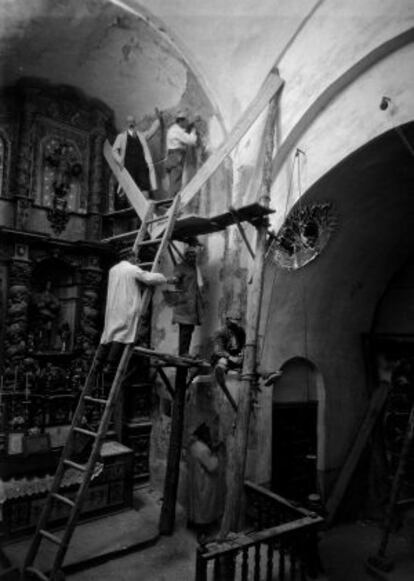 Trabajos de arranque de las pinturas murales de la iglesia de Santa Maria de Taüll, en 1922.