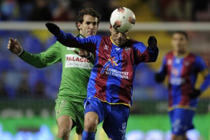 Farinós se lleva el balón ante la presión de Stuani.