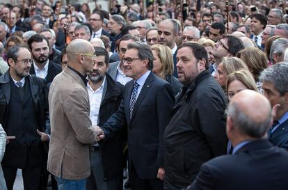 Entre els dirigents que han donat suport a Mas ha destacat la presència de dirigents independentistes com Raül Romeva (JxS), Oriol Junqueras (ERC) i Antonio Baños (CUP).