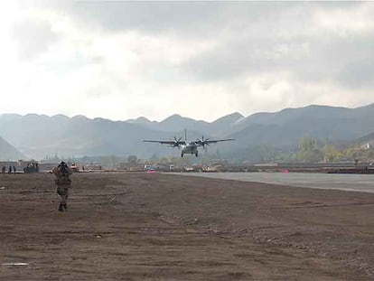 Apertura de la nueva pista del aeropuerto de Qal-i-Naw, en Afganistán, el pasado día 22.