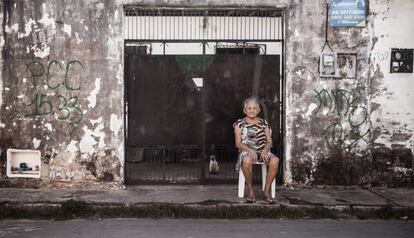 Moradora do bairro do Pirambu, em Fortaleza, ao lado de picha&ccedil;&atilde;o do PCC.