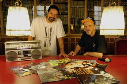 Manuel González (izq) y Sergio Aragón, alias Dr. Loncho y Dj Grime, profesores del taller de rap para desempleados.