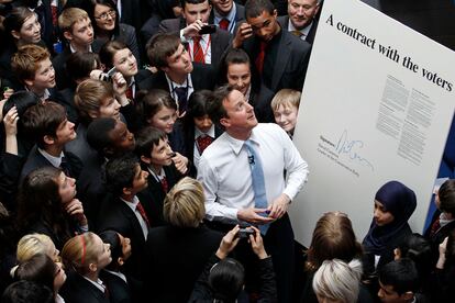 David Cameron, tras firmar 'un contrato con los votantes' en el colegio Landau Forte, en Derby, el 30 de abril de 2010. 
