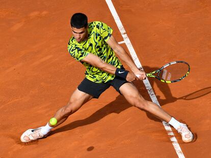 Alcaraz golpea la pelota durante la semifinal contra Evans.