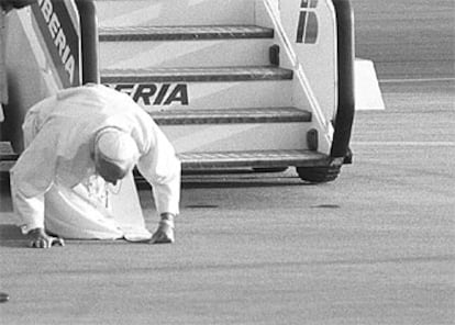 En los ochenta comenzó a forjarse su leyenda de "Papa viajero" por las numerosas visitas que realizó en los cinco continentes. En la foto, Juan Pablo II besa el suelo al llegar al aeropuerto en su primer viaje a España en 1982. Su visita se repitió en cuatro ocasiones más, 1984, 1989, 1993 y 2003.