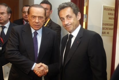 Sarkozy y Berlusconi se saludan antes de la cumbre del Eurogrupo