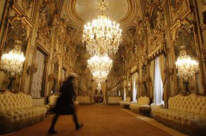 Una mujer cruza uno de los salones del palacio de Fernán Nuñez.