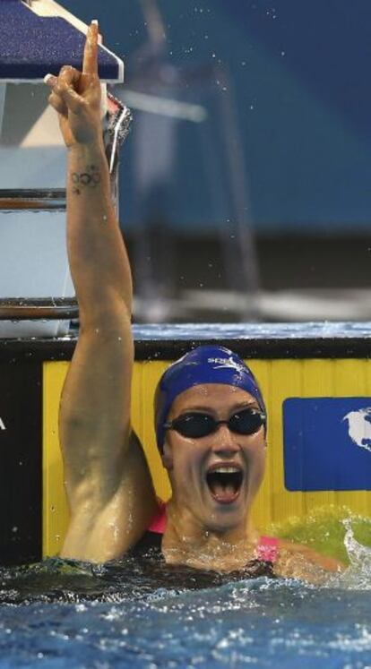 Mireia Belmonte celebra su récord del mundo en lso 200 metros mariposa en los Mundiales de Doha.