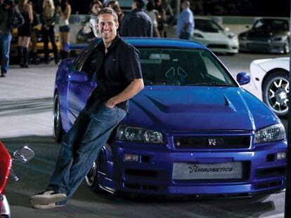 Paul Walker posa con el coche que ahora est&aacute; a la venta, en 2008.