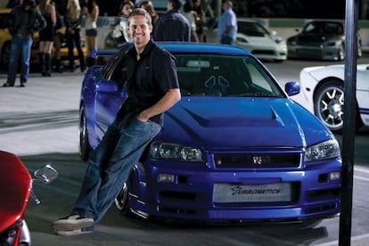 Paul Walker posa con el coche que ahora está a la venta, en 2008.
