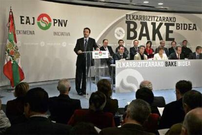 El presidente del PNV, Josu Jon Imaz, presenta el documento de su partido sobre pacificación en Bilbao.