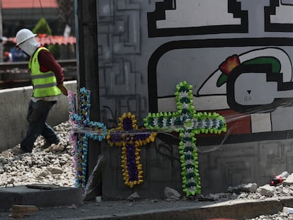 Homenaje a las víctimas del derrumbe del metro de la Línea 12, este lunes en Ciudad de México.
