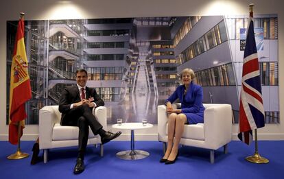 La primera ministra británica Theresa May se reúne con el presidente español Pedro Sánchez en el marco de la Cumbre de la OTAN, el 11 de julio de 2018, en Bruselas.  