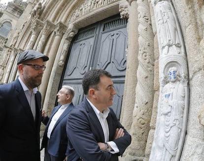 De izquierda a derecha, el alcalde de Santiago de Compostela, Marti?o Noriega; el director de la Fundacin Catedral, Daniel Lorenzo, y el 'conselleiro' de Cultura, Romn Rodrguez, ante la pintada en la fachada de Plateras, el pasado lunes.