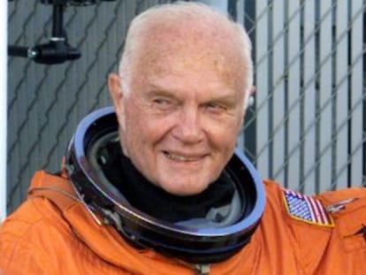 Fue el primer estadounidense en orbitar la Tierra y, años después, en el hombre de más edad que volaba al espacio. También fue senador
