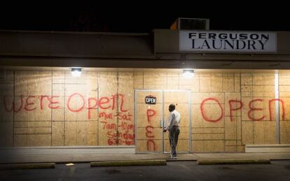 Las tiendas en Ferguson han protegido sus fachadas por miedo a altercados.