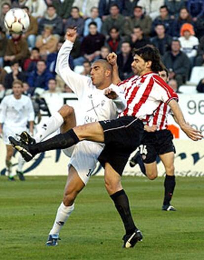 Aranda y Aitor Karanka intentan alcanzar el balón.