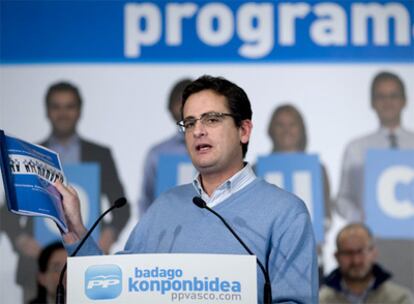 El presidente del PP en el País Vasco y candidato a Lehendakari, Antonio Basagoiti, enarbola un resumen de su programa electoral para las elecciones del 1 de marzo.