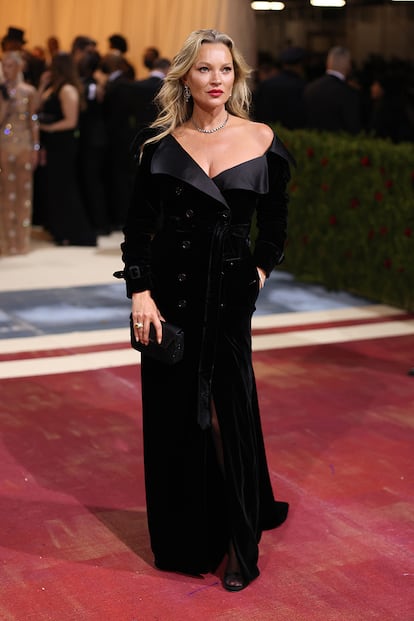 Kate Moss, con un vestido de Burberry que es un híbrido entre la gabardina clásica de la marca y una chaqueta de esmoquin.