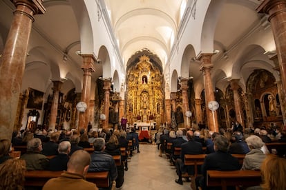 El mundo del arte y sus familiares han despedido este lunes a la pintora, fallecida en la madrugada del domingo en su domicilio de Sanlúcar de Barrameda (Cádiz), en la Parroquia de San Nicolás de Sevilla, de la que era vecina y a la que estuvo muy vinculada.