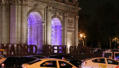 Setos instalados por el Ayuntamiento en los que resaltaba su política medioambiental.