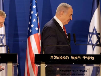 Benjamín Netanyahu (derecha) y John Bolton, tras sus declaraciones ante los medios, este domingo en Jerusalén.
