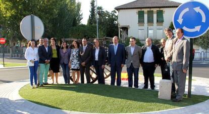 Catorce cargos públicos inauguran una rotonda en Alhendín (Granada).