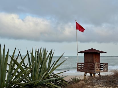 Bandera roja este martes en una playa de Rota, Cádiz.