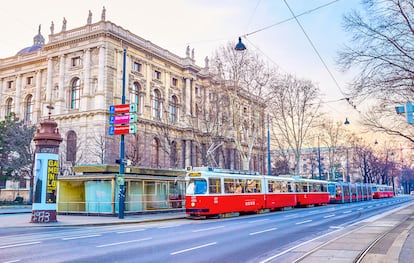 Tranvía público en la Ringstrasse, una de las principales calles de Viena. 