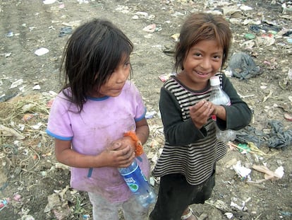Linda y Cony, dos niñas crecidas en el basurero de Cobán. Ser mujer, pobre e indígena en una sociedad machista hace aún más díficil encontrar una salida a la miseria.